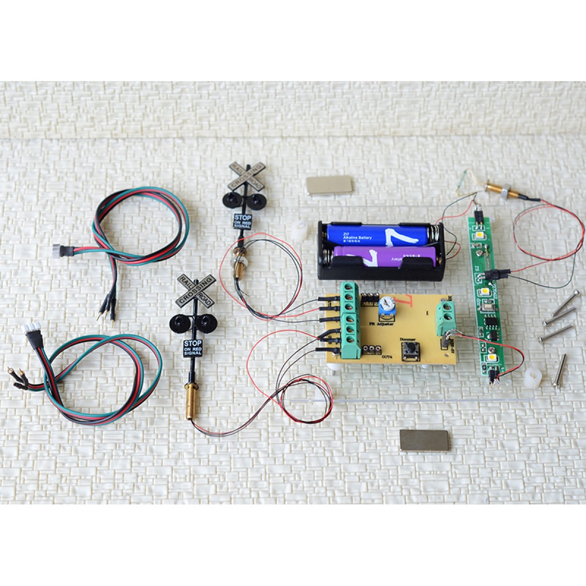 2 x HO railway crossing signals + control system by train automatically detector